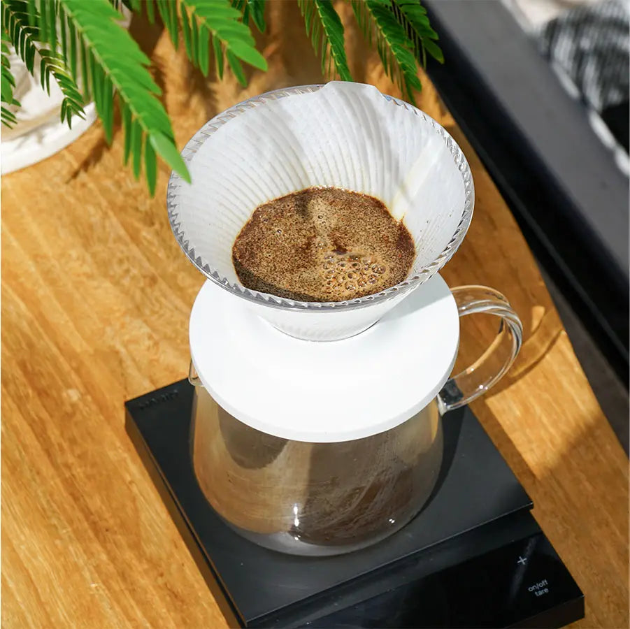 Hario V60 Dripper NEO 02 Pour-Over Brewer in Transparent beim Aufguss auf einer Glaskaraffe