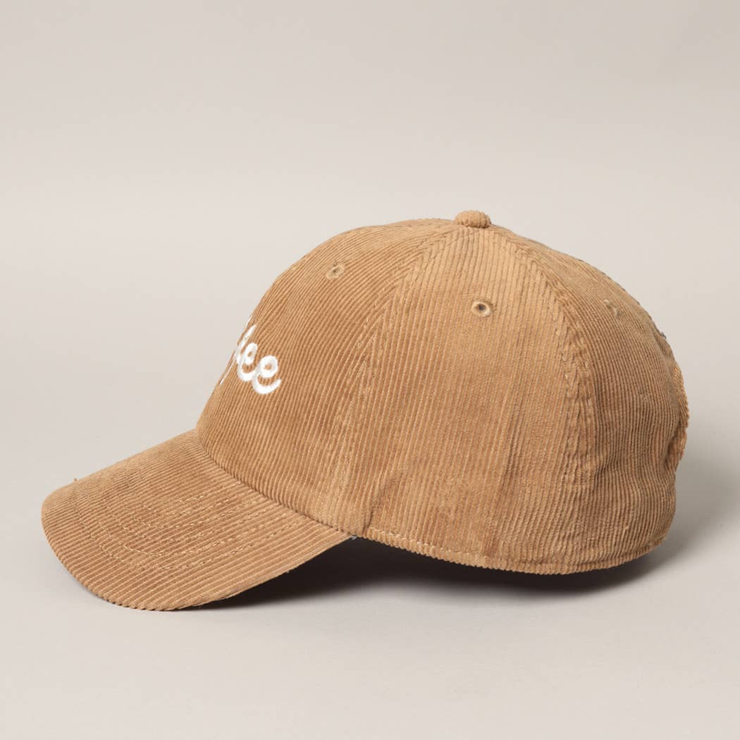 Gorra de pana tan de perfil mostrando la visera preformada y los ojales