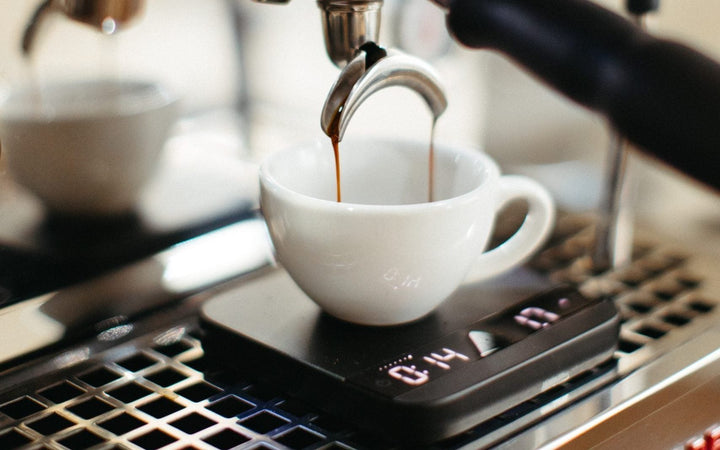 Acaia X La Marzocco Connected Scale sulla griglia poggiatazze durante l’erogazione di un espresso – Coffee Coaching Club 3
