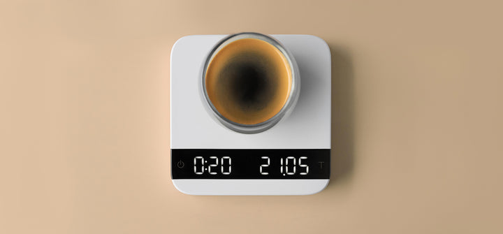 Acaia Lunar mit Espressoglas und Anzeige auf 0.01 g von oben – Coffee Coaching Club 19