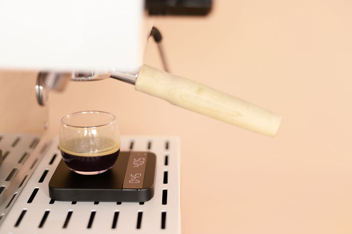 Acaia Lunar Schwarz auf der Abtropfschale unter dem Siebträger beim Espressobezug – Coffee Coaching Club 14