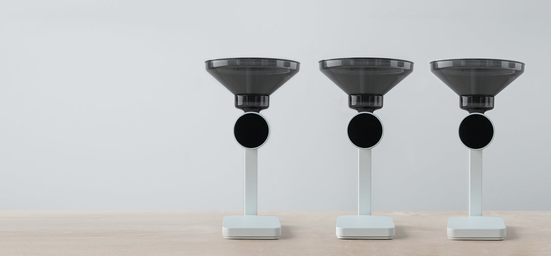 Acaia Orion Mini Mattweiss, drei Geräte von vorn mit kompakter Plattform – Coffee Coaching Club 15