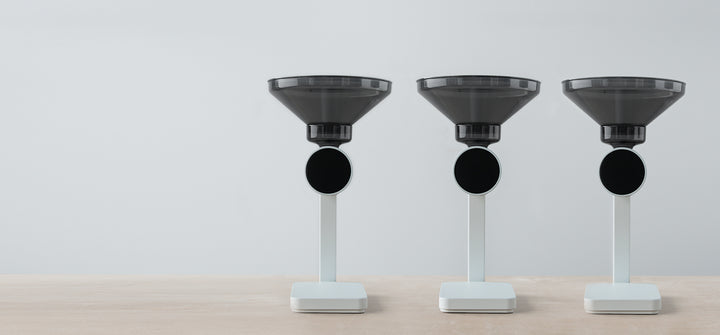 Acaia Orion Mini Mattweiss, drei Geräte von vorn mit kompakter Plattform – Coffee Coaching Club 15