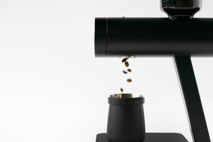 Acaia Orion Mini Matte Black, Bohnen fallen in den Dosierbecher – Coffee Coaching Club 11