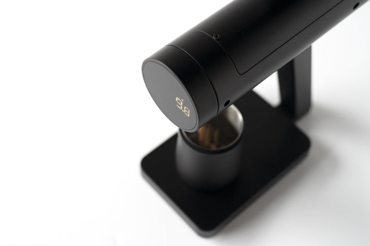 Acaia Orion Mini Matte Black, Detail von Gehäuse und Dosierbecher – Coffee Coaching Club 12