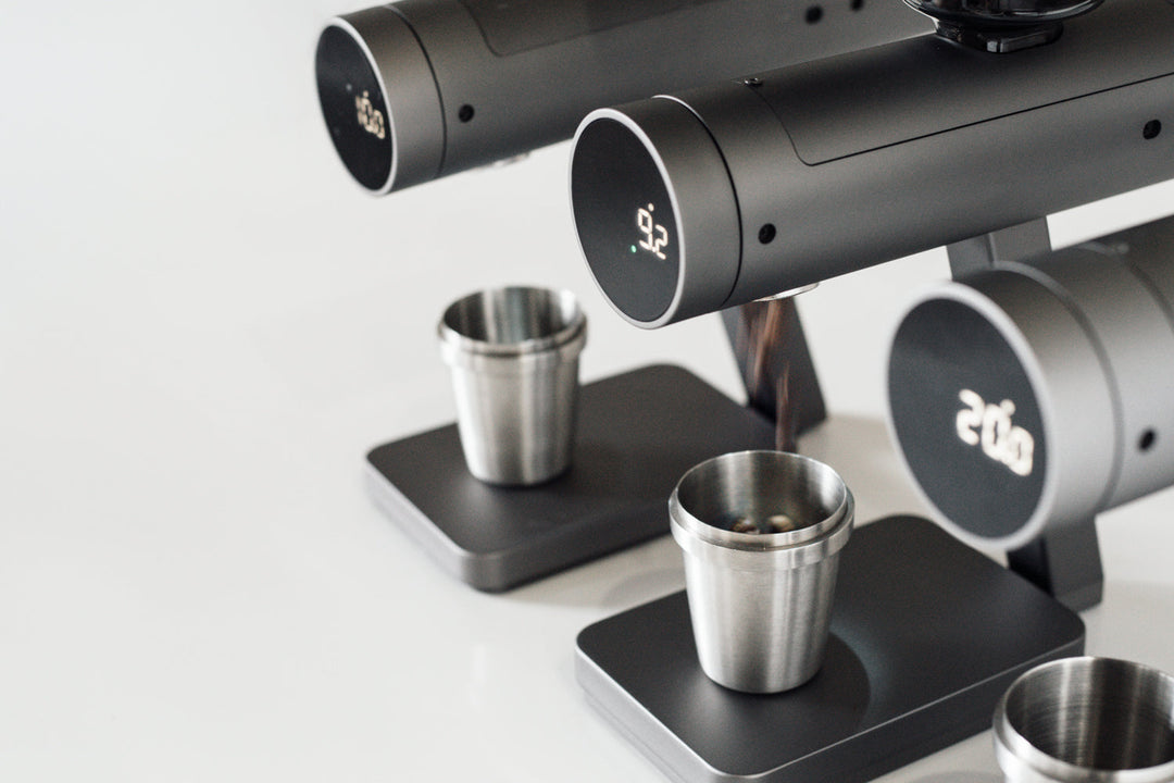 Acaia Orion Mini Matte Black mit Dosierbechern auf der Plattform – Coffee Coaching Club 9