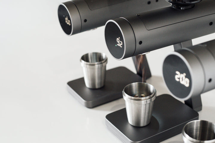 Acaia Orion Mini Matte Black mit Dosierbechern auf der Plattform – Coffee Coaching Club 9