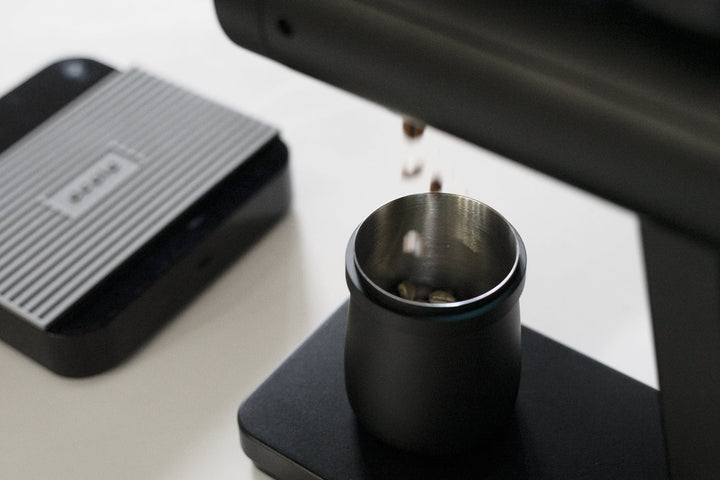 Acaia Orion Mini Matte Black dosiert in einen Becher neben einer Acaia Waage – Coffee Coaching Club 10