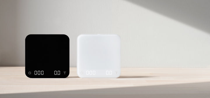 Acaia Pearl Schwarz und Weiss im Tageslicht – Coffee Coaching Club 11