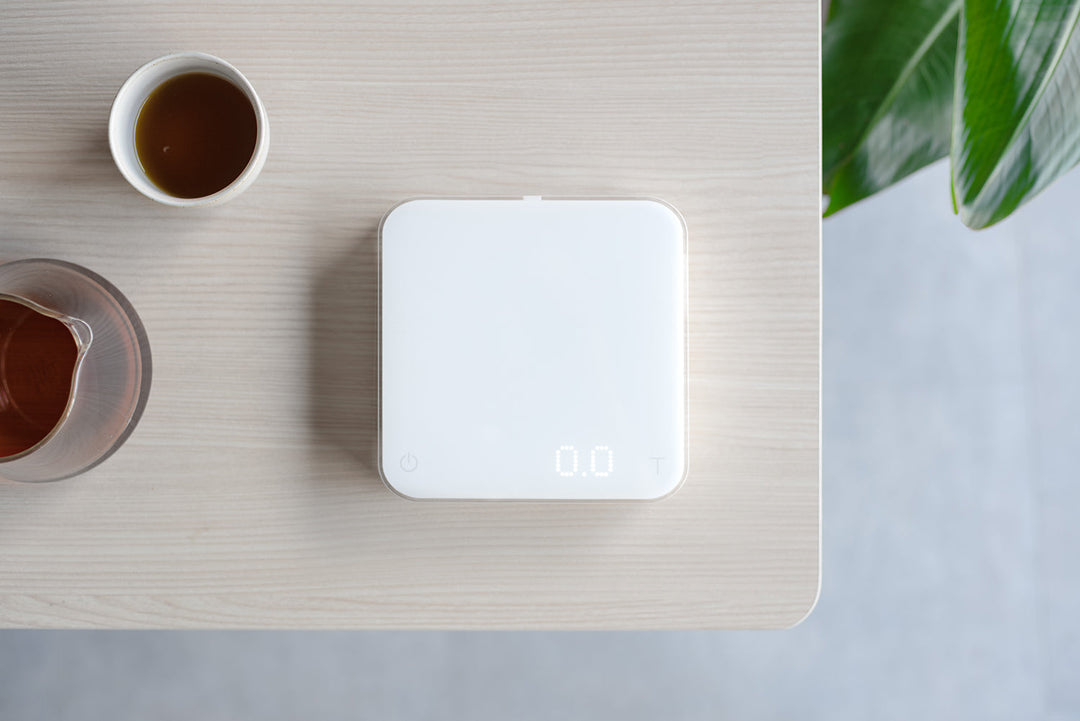 Acaia Pearl S Weiss auf dem Tisch mit Tasse und Kanne – Coffee Coaching Club 11