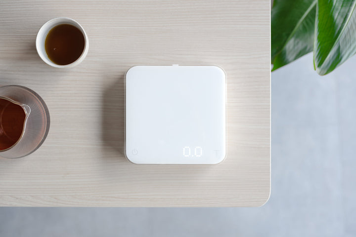 Acaia Pearl S Weiss auf dem Tisch mit Tasse und Kanne – Coffee Coaching Club 11