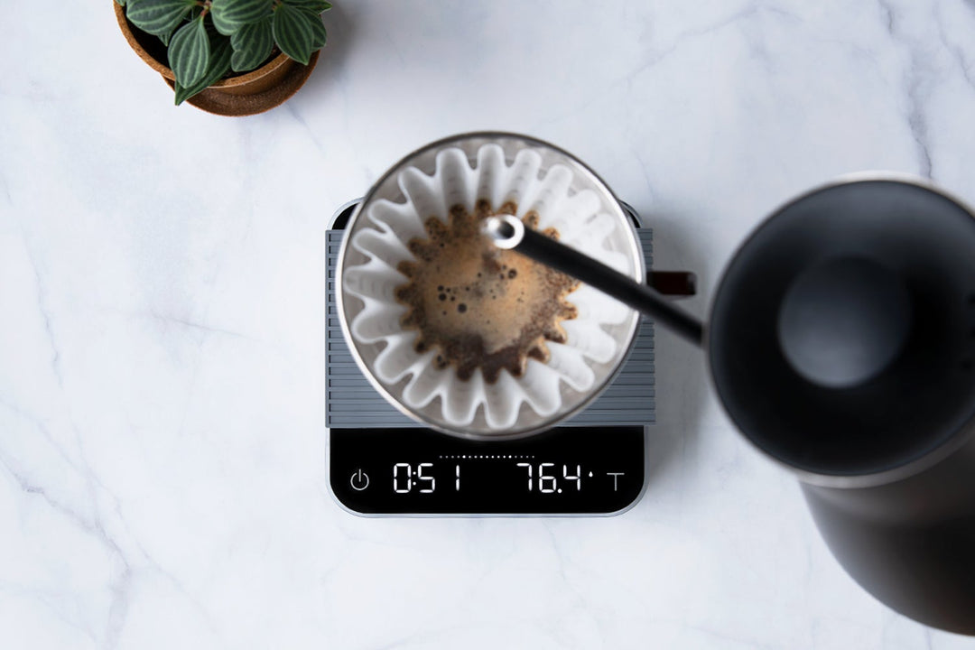 Acaia Pearl Schwarz beim Pour-Over mit Handfilter und Wasserkessel – Coffee Coaching Club 7