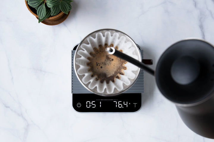 Acaia Pearl Schwarz beim Pour-Over mit Handfilter und Wasserkessel – Coffee Coaching Club 7