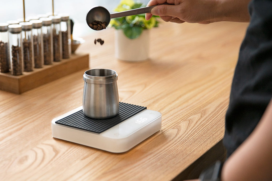 Acaia Pearl Weiss mit Dosierbecher auf der Holztheke – Coffee Coaching Club 6