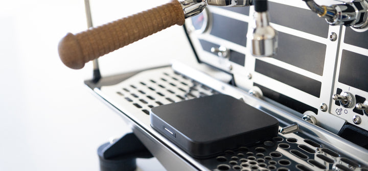 Acaia Umbra Lunar auf der Abtropfschale einer Espressomaschine – Coffee Coaching Club 10