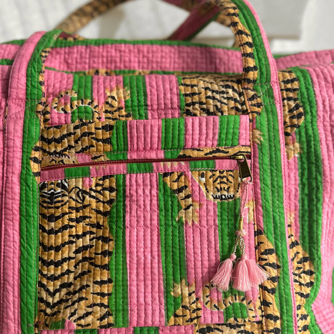 Saco de viagem Kikooni Poppy Tiger Candy, bolso exterior com fecho e borlas rosa – Coffee Coaching Club 5