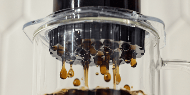 AeroPress Clear Kaffee tropft durch die Filterkappe in einen Glasbecher – Coffee Coaching Club 20