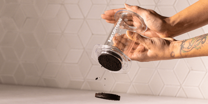 AeroPress Clear Kaffeepuck wird aus der Kammer gedrückt – Coffee Coaching Club 23