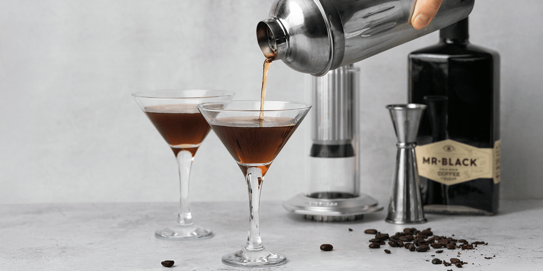 AeroPress Premium hinter zwei Espresso-Martinis – Coffee Coaching Club 15