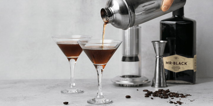 AeroPress Premium hinter zwei Espresso-Martinis – Coffee Coaching Club 15