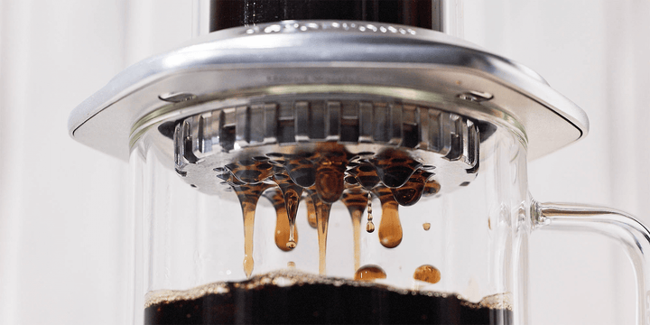AeroPress Premium Kaffee tropft durch die Edelstahl-Filterkappe – Coffee Coaching Club 11