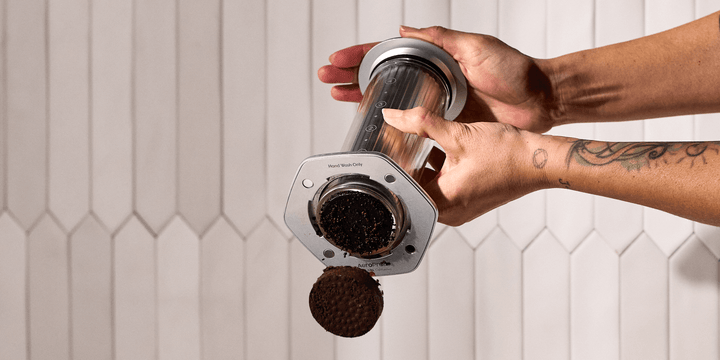AeroPress Premium Kaffeepuck wird aus der Brühkammer gedrückt – Coffee Coaching Club 14