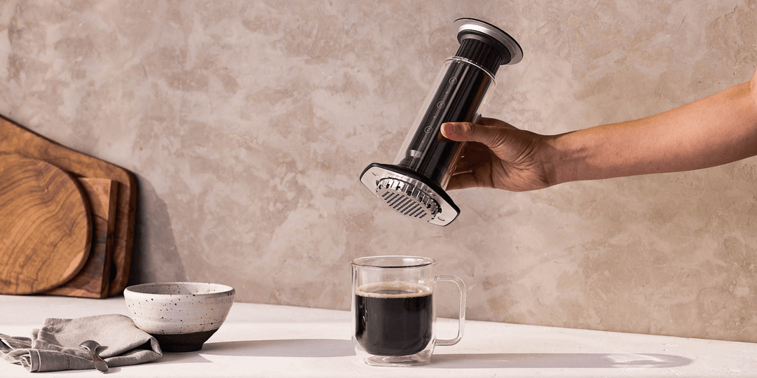 AeroPress Premium Silber, Hand presst Kaffee in eine Glastasse – Coffee Coaching Club 12