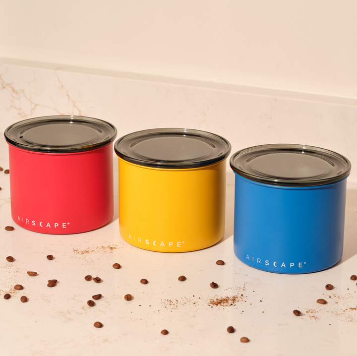 Airscape Classic 250 g in Rot, Gelb und Blau auf der Küchenablage – Coffee Coaching Club 2