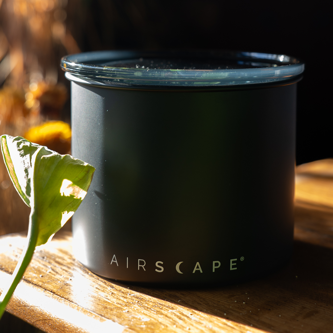 Airscape Classic 250 g Schwarz auf einem Holzbrett – Coffee Coaching Club 3