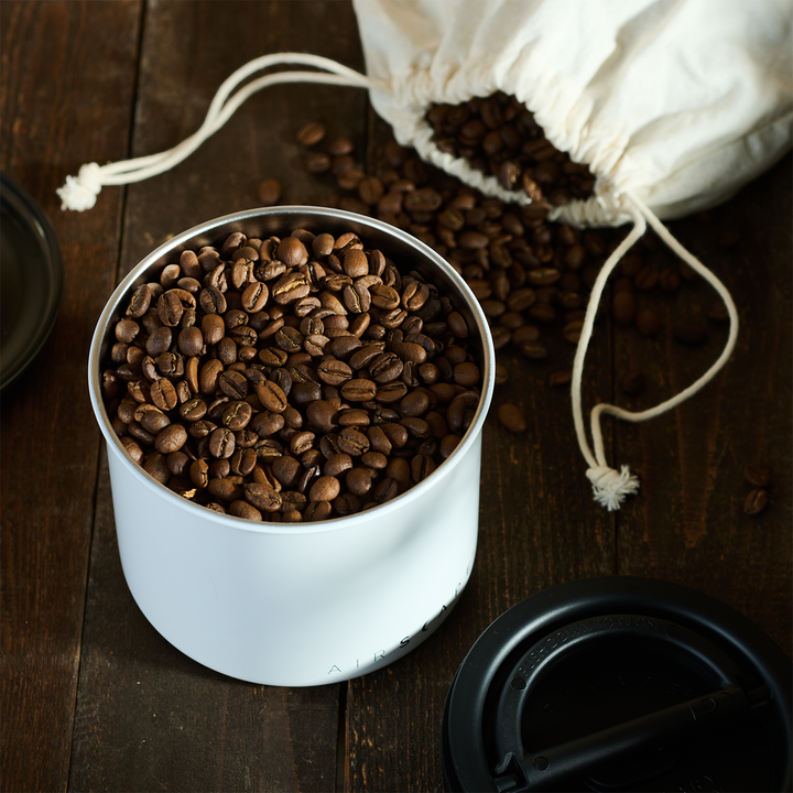 Airscape Classic 250 g Weiss mit Kaffeebohnen und Baumwollbeutel – Coffee Coaching Club 1