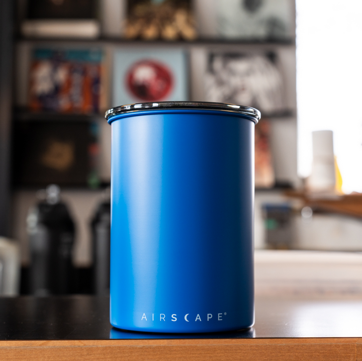 Airscape Classic 500 g Blau auf der Theke einer Kaffeebar – Coffee Coaching Club 2