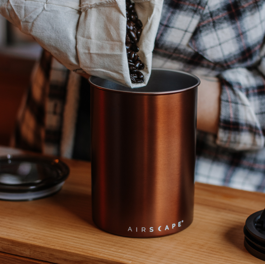 Airscape Classic 500 g Kupferfarben beim Einfüllen von Kaffeebohnen – Coffee Coaching Club 1