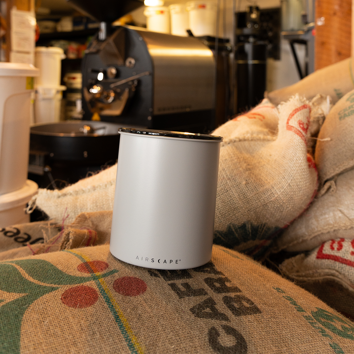 Airscape Kilo 1 kg Kaffeedose in Grau auf Rohkaffeesäcken in der Rösterei – Coffee Coaching Club 1