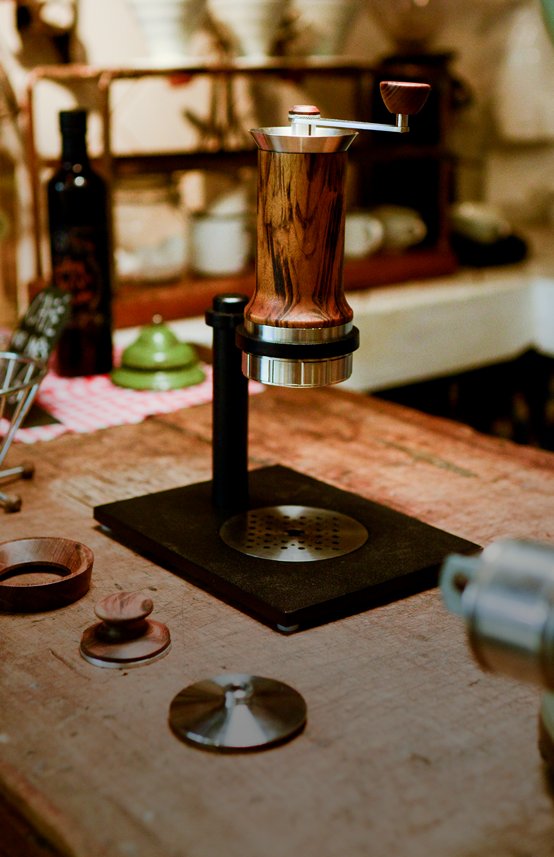Aram Espresso Maker auf dem Ständer auf einer Holzwerkbank, daneben Einzelteile aus Holz und Metall – Coffee Coaching Club 7