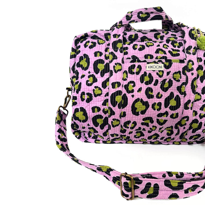 Kikooni Reisetasche Oh Leo Cosmic Lilac Frontansicht mit Schultergurt, freigestellt – Coffee Coaching Club 9
