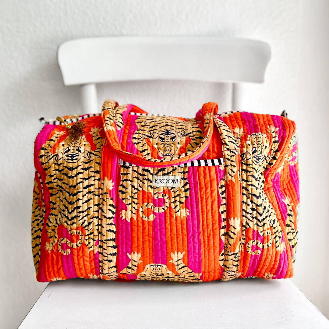 Kikooni Baumwolltasche Poppy Tiger Frontansicht auf Stuhl – Coffee Coaching Club 1