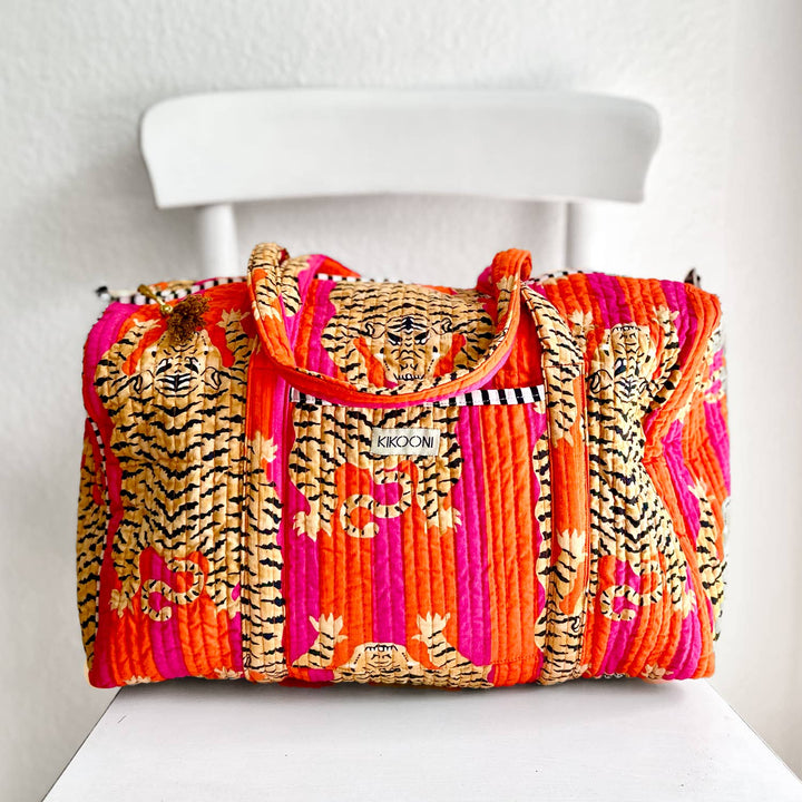 Kikooni Baumwolltasche Poppy Tiger Frontansicht auf Stuhl – Coffee Coaching Club 1