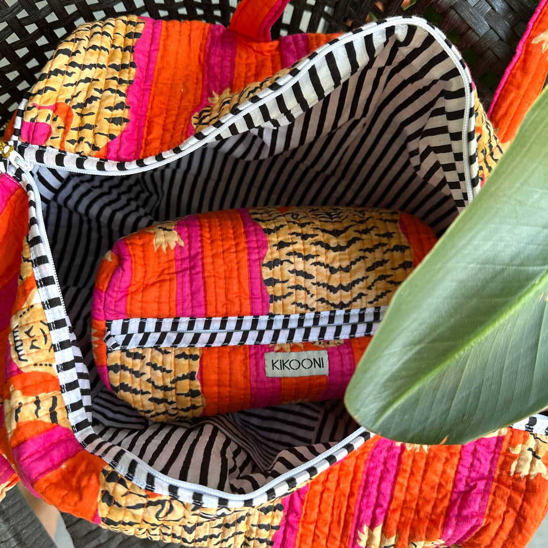 Kikooni Baumwolltasche Poppy Tiger Innenansicht mit Kosmetiktasche und gestreiftem Futter – Coffee Coaching Club 4