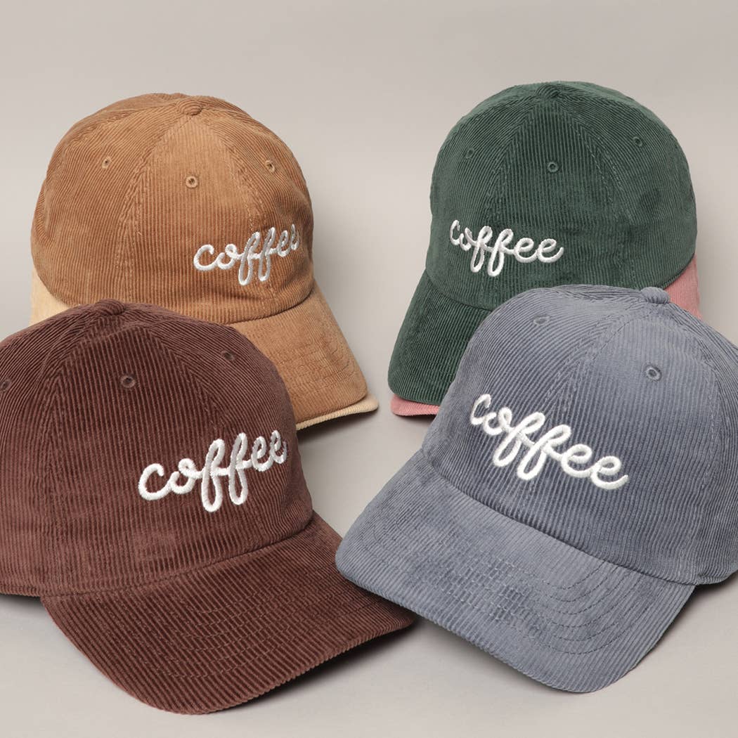 Cuatro gorras de pana con bordado «coffee» en tan, marrón oscuro, verde oscuro y azul grisáceo, una junto a otra