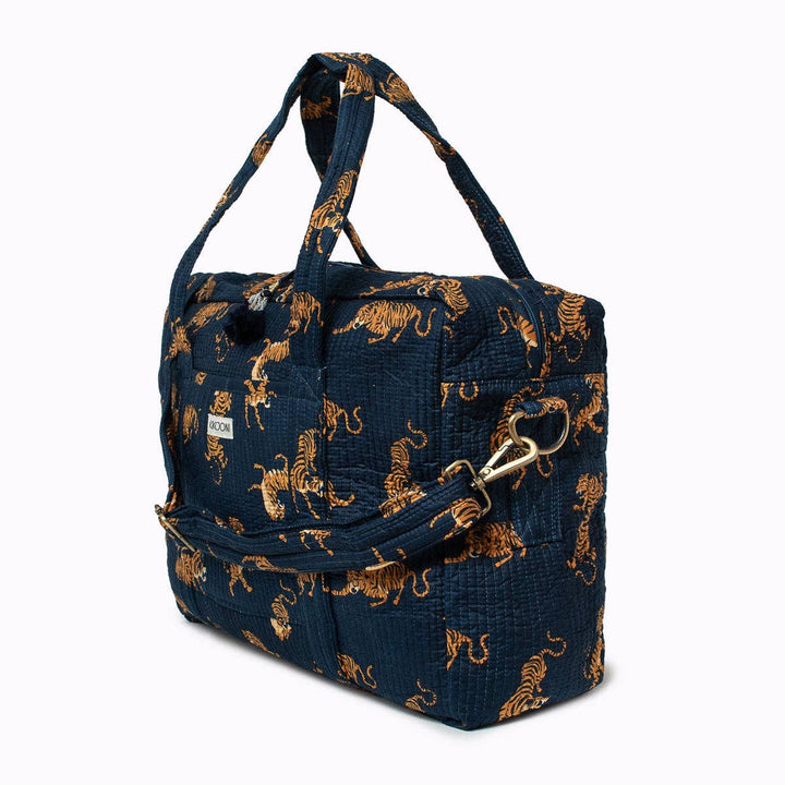 Kikooni Reisetasche Roy Darkblue schräge Ansicht – Coffee Coaching Club 4