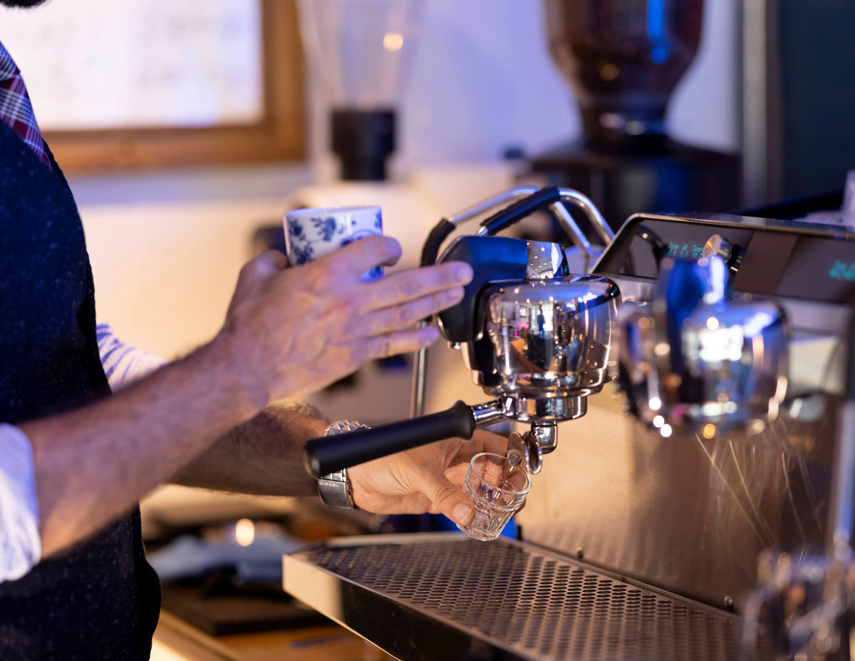 Barista che prepara un espresso sulla macchina Slayer al Coffee Coaching Club