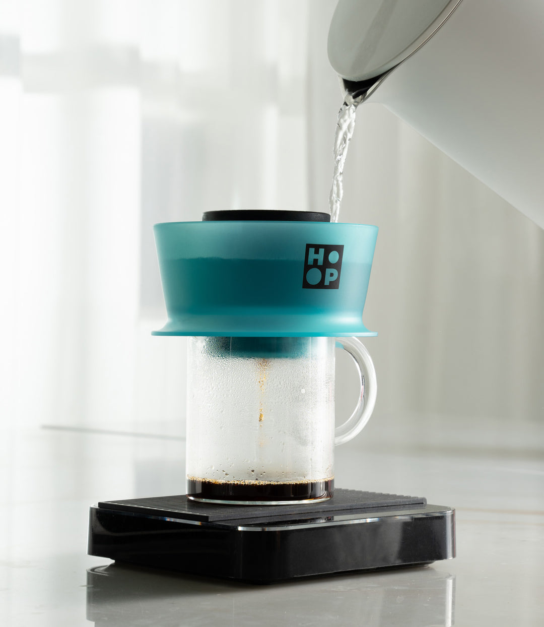 Ceado Hoop Coffee Brewer Turquoise on a glass carafe, water being poured – Coffee Coaching Club 14