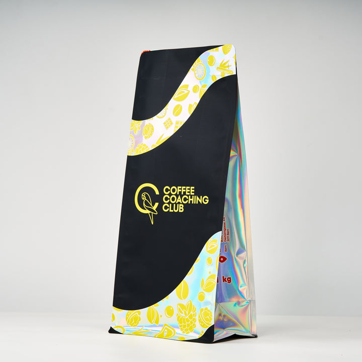 Blend di caffè Chestnut Delight – sacchetto da 1 kg visto di lato con soffietto olografico, design nero e giallo – Coffee Coaching Club