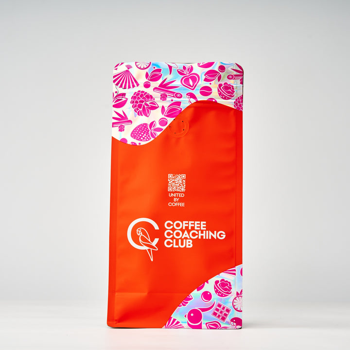 Caffè in grani Choco Rouge – retro del sacchetto da 250 g con codice QR «United by Coffee», design rosa e arancione – Coffee Coaching Club