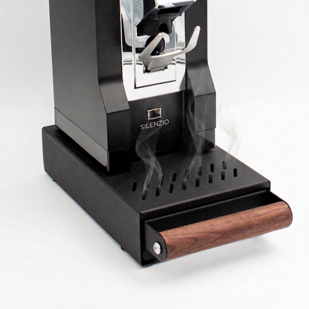 CKDC ProCub 2 Schwarz unter einer Mühle, Dampf entweicht durch die Schlitze – Coffee Coaching Club 4