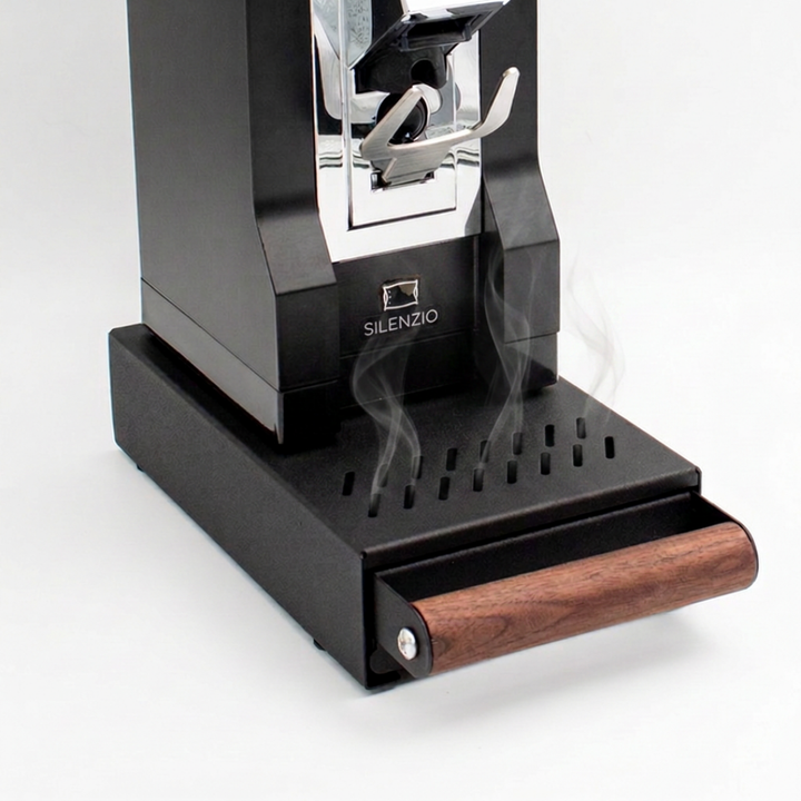 CKDC ProCub 2 Schwarz unter einer Mühle, Dampf entweicht durch die Schlitze – Coffee Coaching Club 4