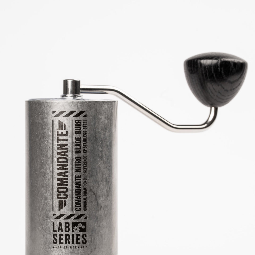 Comandante C40 MK4 Lab Series Nitro Blade Seitenansicht mit Kurbel und Eichenknauf – Coffee Coaching Club 13