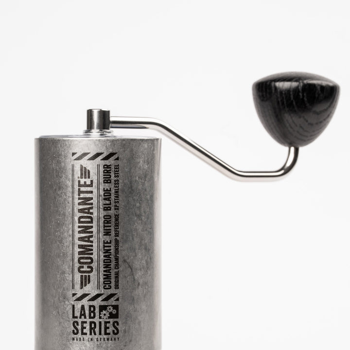 Comandante C40 MK4 Lab Series Nitro Blade Seitenansicht mit Kurbel und Eichenknauf – Coffee Coaching Club 13