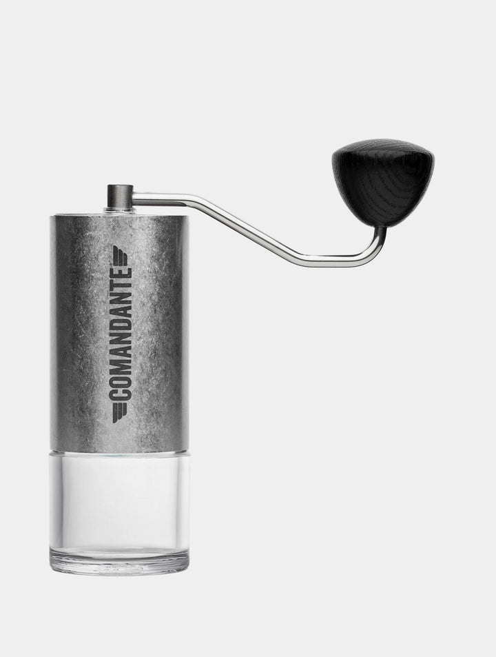 Comandante C40 MK4 Lab Series Nitro Blade Gehäuse aus Stone-Washed-Edelstahl mit Comandante-Logo – Coffee Coaching Club 2