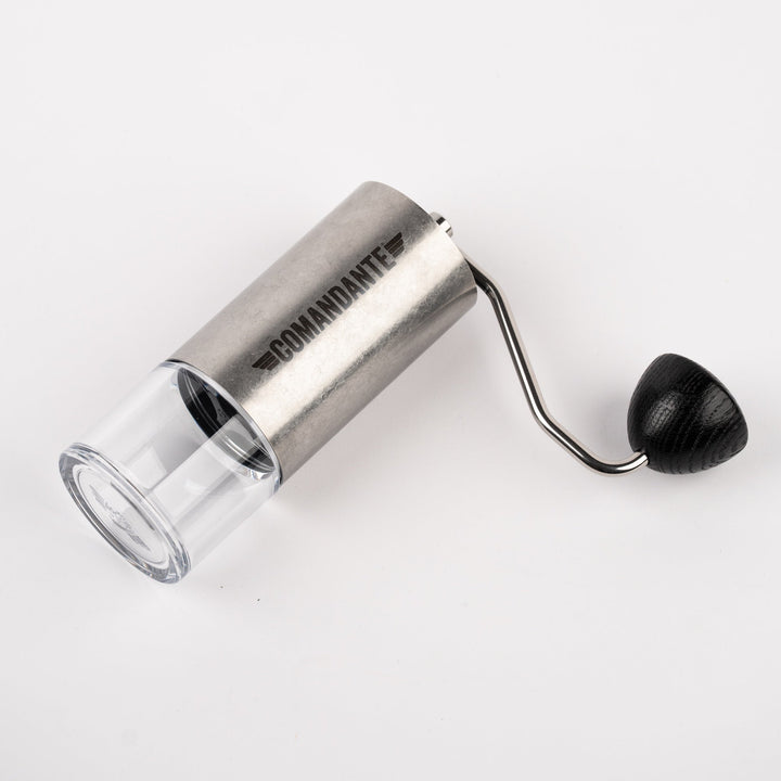 Comandante C40 MK4 Lab Series Nitro Blade liegend mit Polymer-Bohnenbehälter und Kurbel – Coffee Coaching Club 9